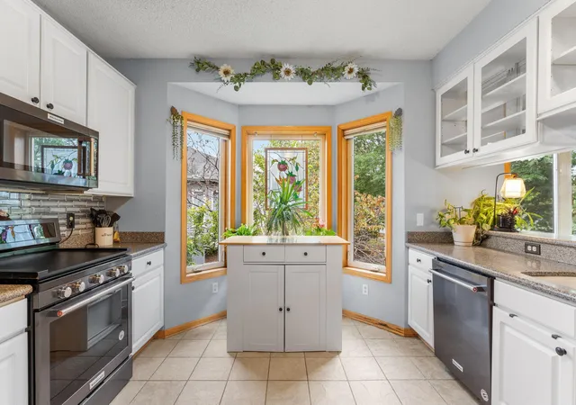 Photo 4 of Single family home for sale at 15135 Crestview Cir, Rosemount, MN 55068 | MLS# 7128138 | Listing updated on 2026-08-22