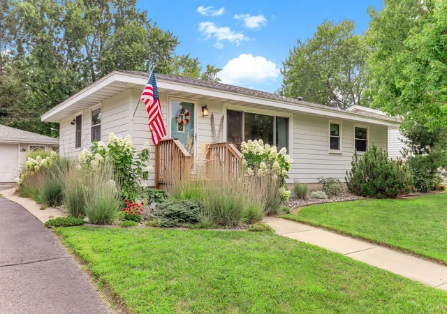 2nd image of 8502 Upper 206th St W, Lakeville, MN 55044 | MLS# 7128206