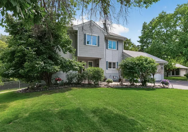 Photo 3 of Single family home for sale at 18425 Harrogate Dr, Eden Prairie, MN 55346 | MLS# 7128234 | Listing updated on 2026-09-19