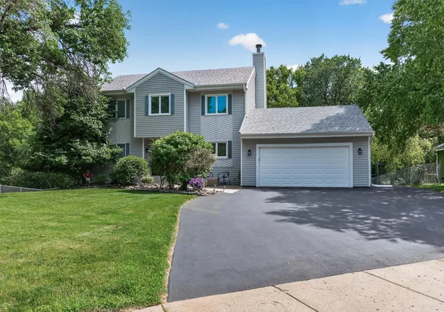 Photo 3 of Sale Pending at 18425 Harrogate Dr, Eden Prairie, MN 55346 | MLS# 7128234 | Listing updated on 2026-10-09