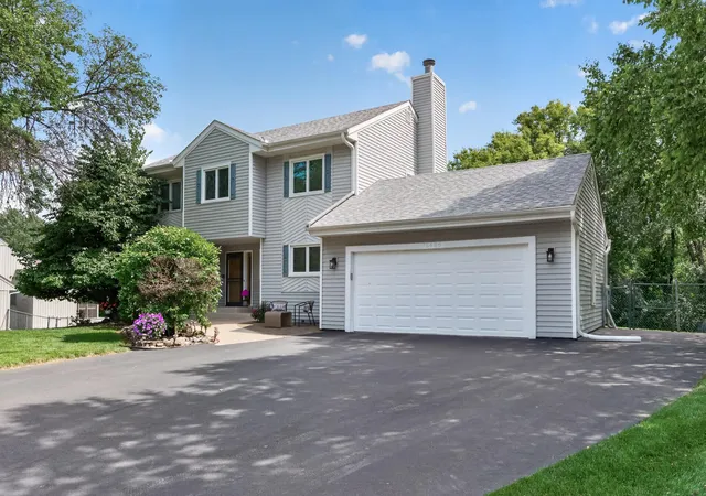 Photo 4 of Sale Pending at 18425 Harrogate Dr, Eden Prairie, MN 55346 | MLS# 7128234 | Listing updated on 2026-10-09
