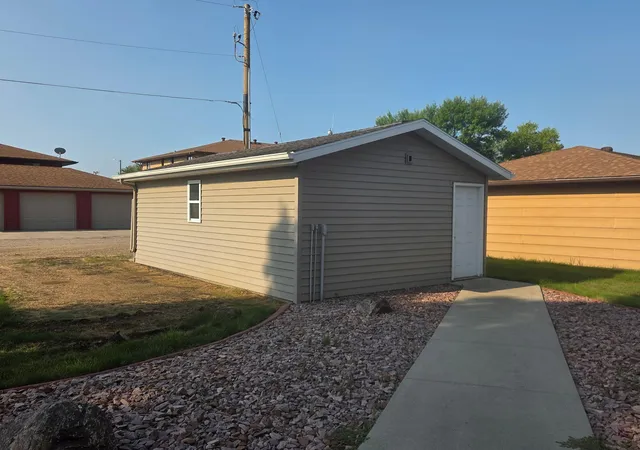 Photo 2 of Single family home for sale at 311 4th Avenue N, Wahpeton, ND 58075 | MLS# 7128240 | Listing updated on 2026-08-20
