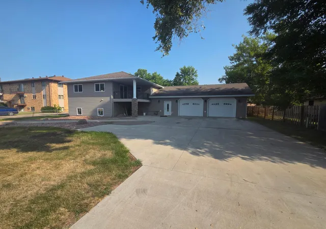 Photo 4 of Single family home for sale at 311 4th Avenue N, Wahpeton, ND 58075 | MLS# 7128240 | Listing updated on 2026-08-20