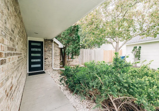 Photo 2 of Single family home for sale at 18701 Clear View Dr, Minnetonka, MN 55345 | MLS# 7128267 | Listing updated on 2026-09-12