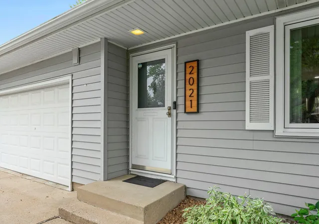 4th image of 2021 Jade Ln, Saint Paul, MN 55122 | MLS# 7128268