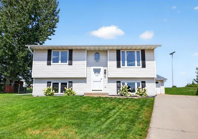 1st image of 1910 3rd Ave Ne, Stewartville, MN 55976 | MLS# 7128290