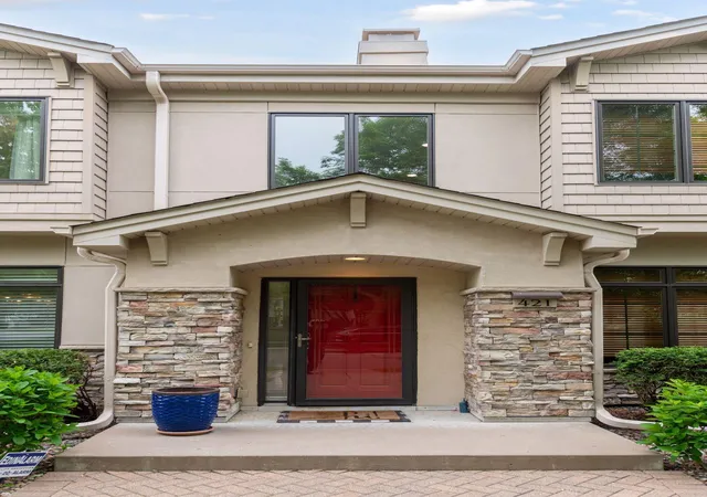 Photo 2 of Single family home for sale at 421 Willoughby Way W, Hopkins, MN 55305 | MLS# 7128317 | Listing updated on 2026-09-01