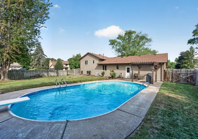 Photo 1 of Single family home for sale at 8305 69th St S, Cottage Grove, MN 55016 | MLS# 7128319 | Listing updated on 2026-10-03