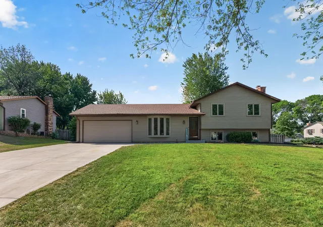 Photo 2 of Single family home for sale at 8305 69th St S, Cottage Grove, MN 55016 | MLS# 7128319 | Listing updated on 2026-10-15