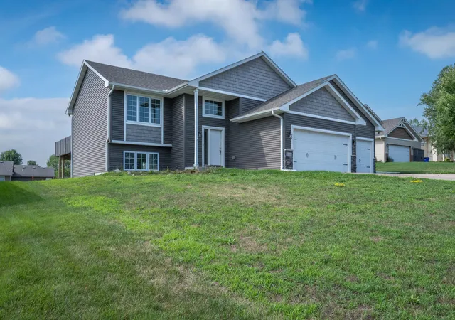 Photo 3 of Single family home for sale at 818 Rose Ct, Somerset, WI 54025 | MLS# 7128327 | Listing updated on 2026-08-18