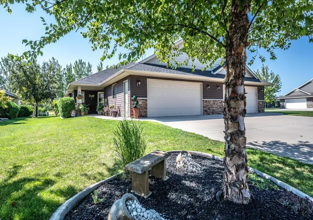 1st image of 204 Ottawa Ave Se, Hutchinson, MN 55350 | MLS# 7128331