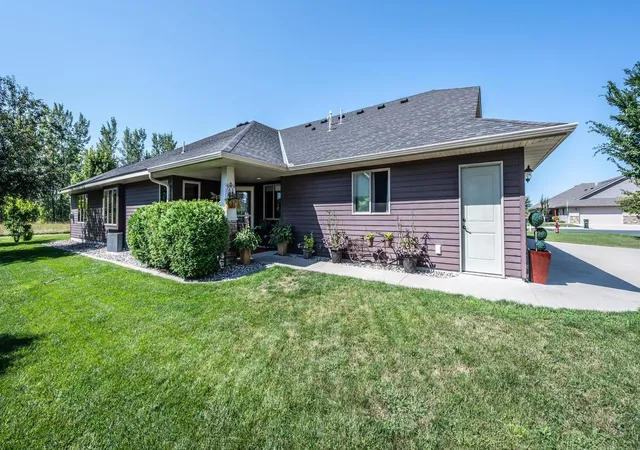 2nd image of 204 Ottawa Ave Se, Hutchinson, MN 55350 | MLS# 7128331