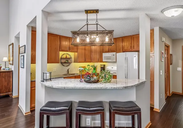 2nd image of 912 Kelly Ct, Chanhassen, MN 55317 | MLS# 7128417
