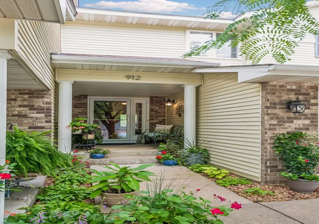 Photo 4 of Single family home for sale at 912 Kelly Ct, Chanhassen, MN 55317 | MLS# 7128417 | Listing updated on 2026-10-08