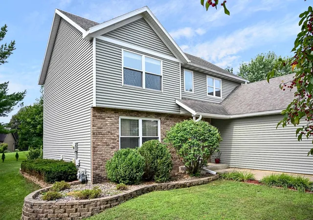 Photo 3 of Sale Pending at 5825 Fairway Dr Nw, Rochester, MN 55901 | MLS# 7128453 | Listing updated on 2026-09-08