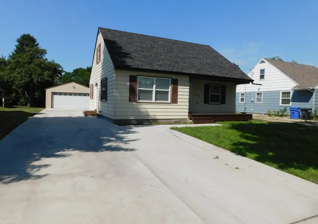 1st image of 413 22nd St S, Fargo, ND 58103 | MLS# 7128464