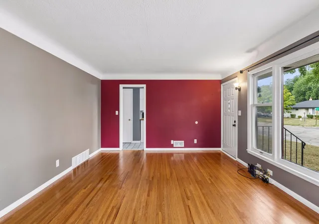 Photo 4 of Sale Pending at 157 Poplar St W, South Saint Paul, MN 55075 | MLS# 7128485 | Listing updated on 2026-10-05