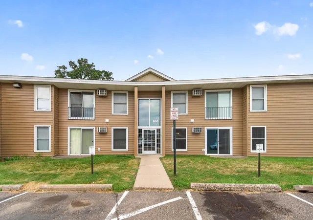 Photo 4 of Condo for sale at 810 6th Street S #1, Hopkins, MN 55343 | MLS# 7128583 | Listing updated on 2026-08-31