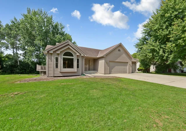 2nd image of 1160 Greenleaf Rd, Owatonna, MN 55060 | MLS# 7128584
