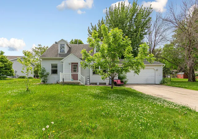 Photo 3 of Single family home for sale at 725 Mineral Sp Rd Ne, Owatonna, MN 55060 | MLS# 7128618 | Listing updated on 2026-09-20