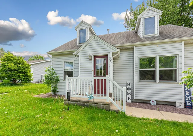 Photo 4 of Single family home for sale at 725 Mineral Sp Rd Ne, Owatonna, MN 55060 | MLS# 7128618 | Listing updated on 2026-09-20