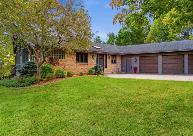 Photo 2 of Single family home for sale at 5720 Glencroft Ln Sw, Rochester, MN 55902 | MLS# 7128651 | Listing updated on 2026-10-22