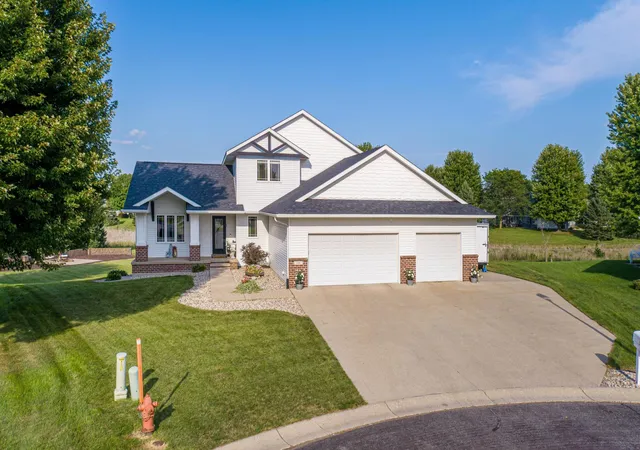 Photo 2 of Single family home for sale at 120 Callaway Ct, Mankato, MN 56001 | MLS# 7128746 | Listing updated on 2026-09-03