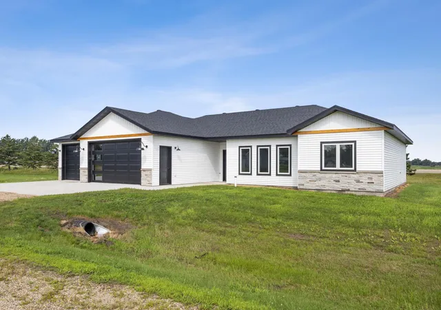2nd image of 106 Pine Dr, Hankinson, ND 58041 | MLS# 7128791