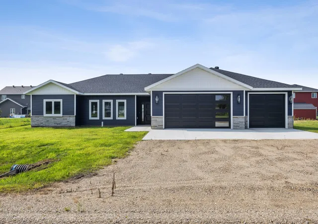 1st image of 301 Pine Dr, Hankinson, ND 58041 | MLS# 7128800
