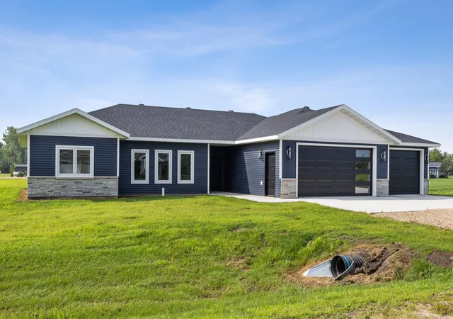 2nd image of 301 Pine Dr, Hankinson, ND 58041 | MLS# 7128800