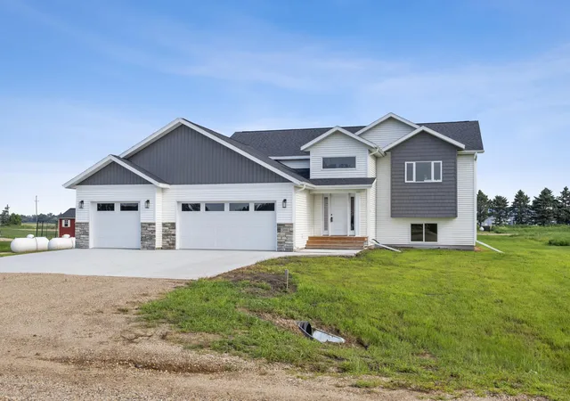 2nd image of 300 Prairie Dr N, Hankinson, ND 58041 | MLS# 7128802