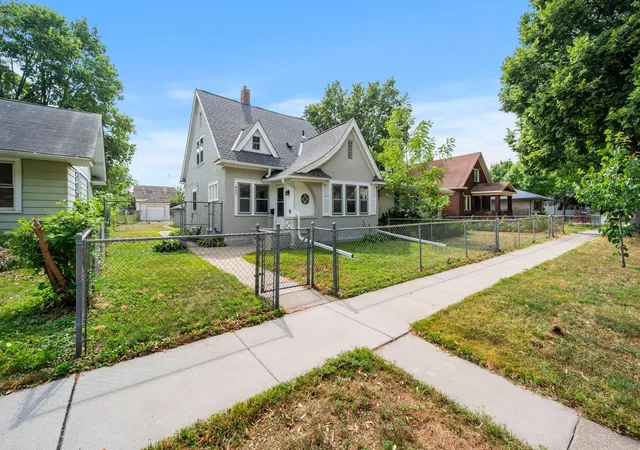 Photo 2 of Sale Pending at 802 Fuller Ave, Saint Paul, MN 55104 | MLS# 7128833 | Listing updated on 2026-09-01