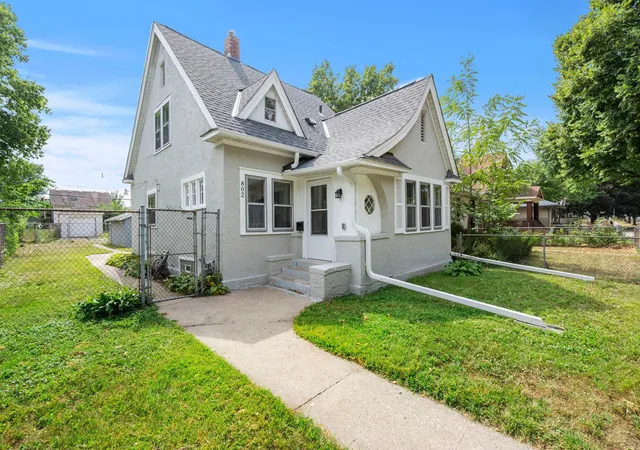 Photo 2 of Sale Pending at 802 Fuller Ave, Saint Paul, MN 55104 | MLS# 7128833 | Listing updated on 2026-09-01