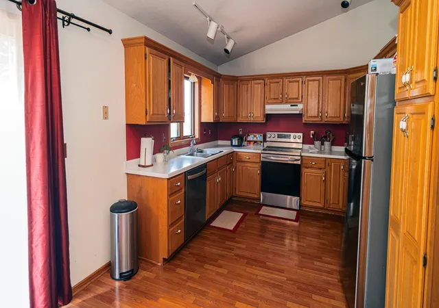 Photo 3 of Single family home for sale at 2205 Jennifer Ct, Saint Paul, MN 55109 | MLS# 7128873 | Listing updated on 2026-09-12
