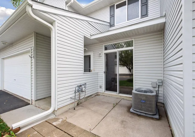 Photo 4 of Single family home for sale at 1978 Parkway Ave, Shakopee, MN 55379 | MLS# 7128911 | Listing updated on 2026-10-10
