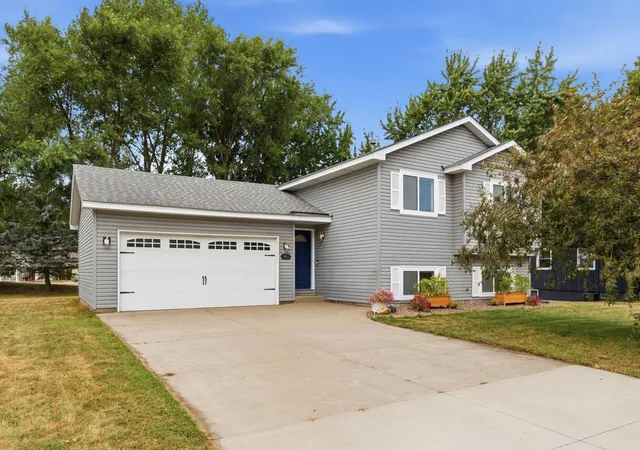 Photo 1 of Sale Pending at 1463 Oakdale Ave, West Saint Paul, MN 55118 | MLS# 7128989 | Listing updated on 2026-09-06
