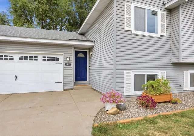 Photo 2 of Sale Pending at 1463 Oakdale Ave, West Saint Paul, MN 55118 | MLS# 7128989 | Listing updated on 2026-09-06