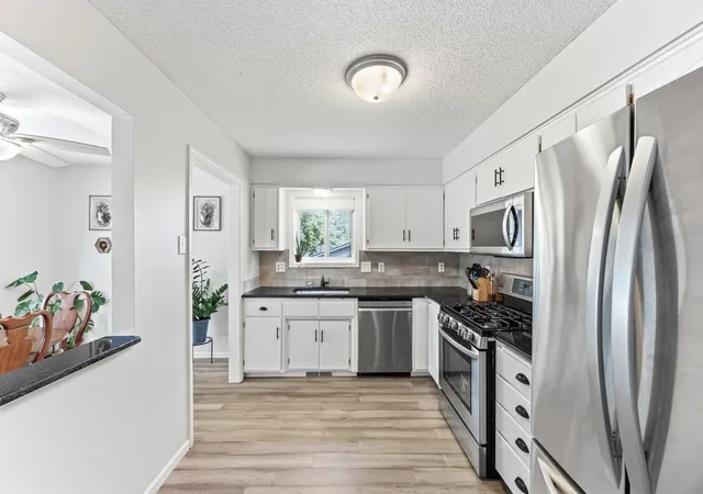 Photo 3 of Sale Pending at 1463 Oakdale Ave, West Saint Paul, MN 55118 | MLS# 7128989 | Listing updated on 2026-09-06