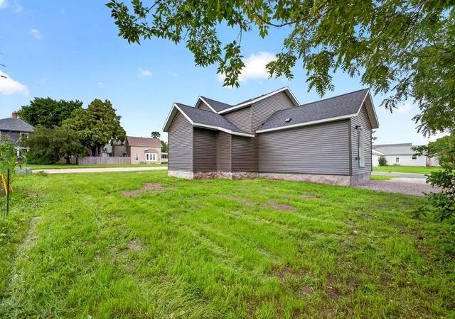 Photo 3 of Single family home for sale at 300 W Main St, Spring Valley, MN 55975 | MLS# 7129039 | Listing updated on 2026-09-02