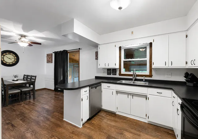 Photo 3 of Sale Pending at 1516 Wellington Crescent, Faribault, MN 55021 | MLS# 7129045 | Listing updated on 2026-09-07