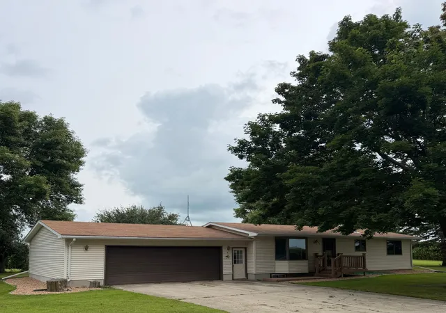 Photo 3 of Single family home for sale at 306 9th Avenue, Clarkfield, MN 56223 | MLS# 7129047 | Listing updated on 2026-08-20
