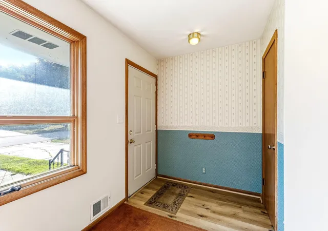 2nd image of 2835 Galtier St, Roseville, MN 55113 | MLS# 7129061