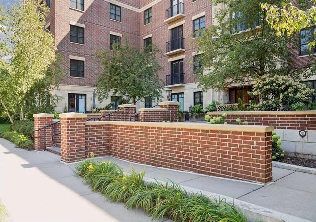 Listing Photo 4 - Condo for sale in building located at 370 Marshall Ave, St. Paul, MN 55102 - Unit #201