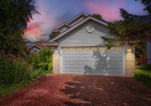 Photo 2 of Single family home for sale at 1119 Bonnieview Dr, Woodbury, MN 55129 | MLS# 7129087 | Listing updated on 2026-09-02