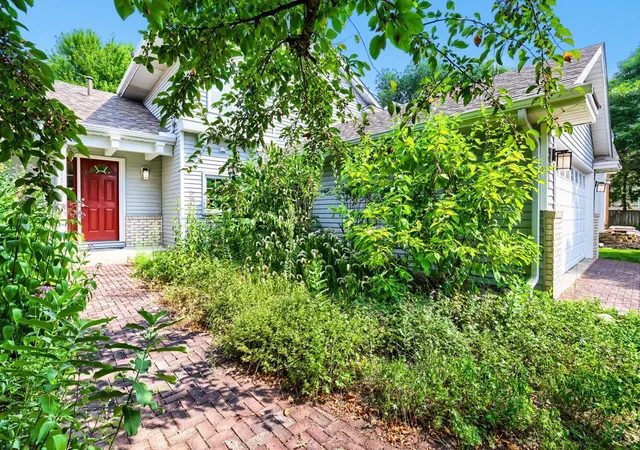 Photo 3 of Single family home for sale at 1119 Bonnieview Dr, Woodbury, MN 55129 | MLS# 7129087 | Listing updated on 2026-09-02