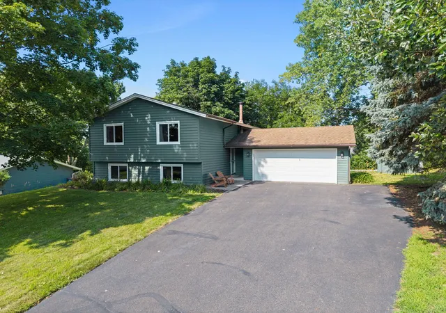 2nd image of 12335 Oxbow Dr, Eden Prairie, MN 55347 | MLS# 7129099