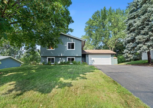 3rd image of 12335 Oxbow Dr, Eden Prairie, MN 55347 | MLS# 7129099