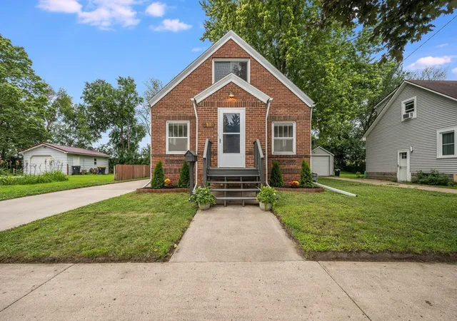 Photo 1 of Sale Pending at 811 South Ave, North Mankato, MN 56003 | MLS# 7129126 | Listing updated on 2026-09-17