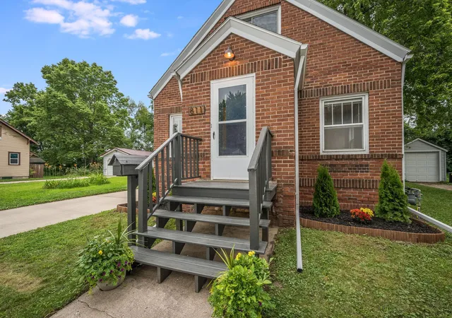 Photo 2 of Sale Pending at 811 South Ave, North Mankato, MN 56003 | MLS# 7129126 | Listing updated on 2026-09-17