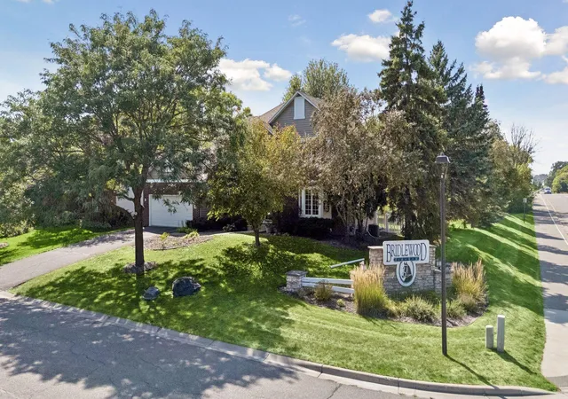 Photo 3 of Single family home for sale at 3925 Urbandale Ln N, Minneapolis, MN 55446 | MLS# 7129160 | Listing updated on 2026-10-15